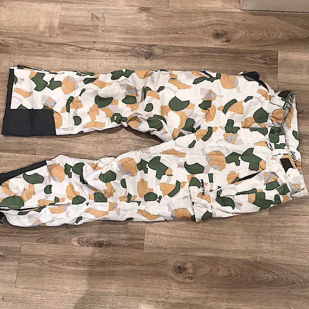 White camo Arctix ski pants-men’s small